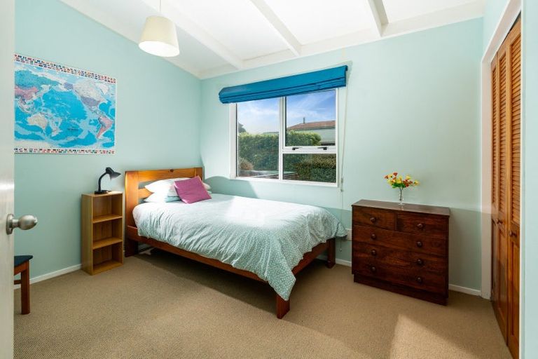 Photo of property in 12 Fiona Grove, Karori, Wellington, 6012