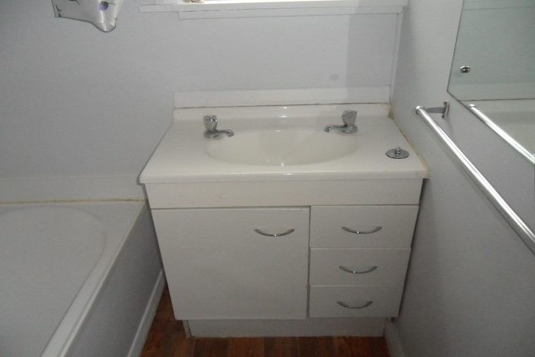 Photo of property in 1 Reid Road, New Lynn, Auckland, 0600