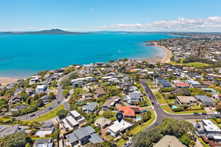 Photo of property in 1/1 Eastcliffe Road, Castor Bay, Auckland, 0620