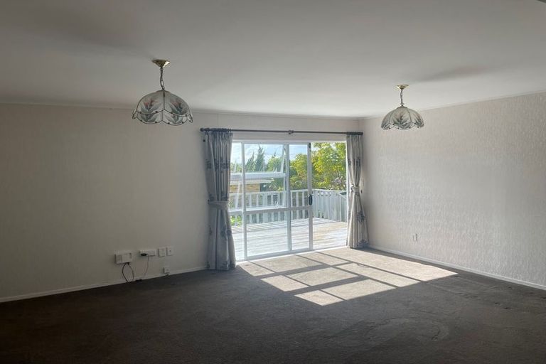 Photo of property in 2 Kerlin Crescent, West Harbour, Auckland, 0618