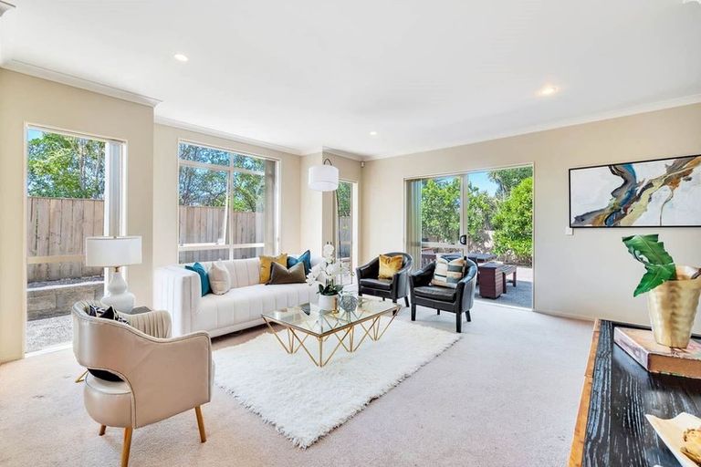 Photo of property in 60 Medallion Drive, Oteha, Auckland, 0632