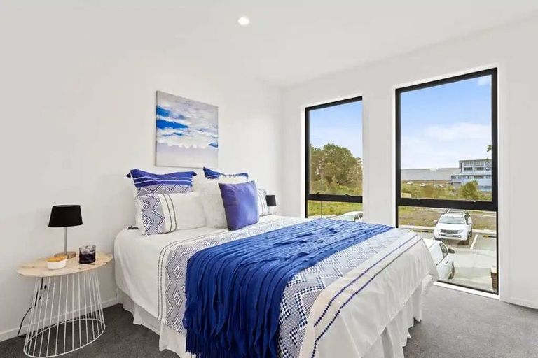 Photo of property in 27 Meg Lane, Glen Eden, 0602