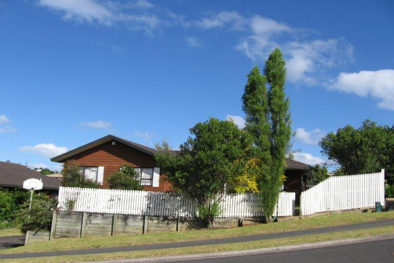 Photo of property in 2/7 Rifleman Rise, Unsworth Heights, Auckland, 0632