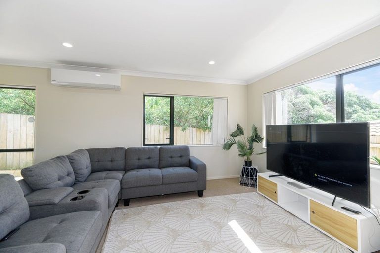 Photo of property in 12 Mediterranean Way, Goodwood Heights, Auckland, 2105