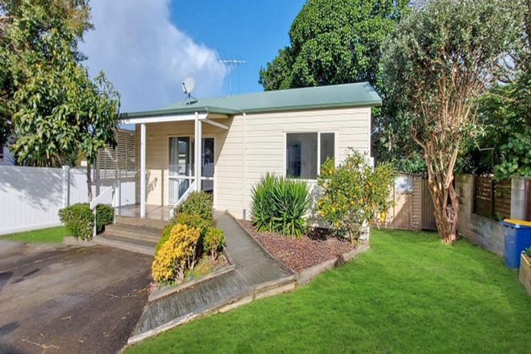 Photo of property in 31 Covil Avenue, Te Atatu South, Auckland, 0610