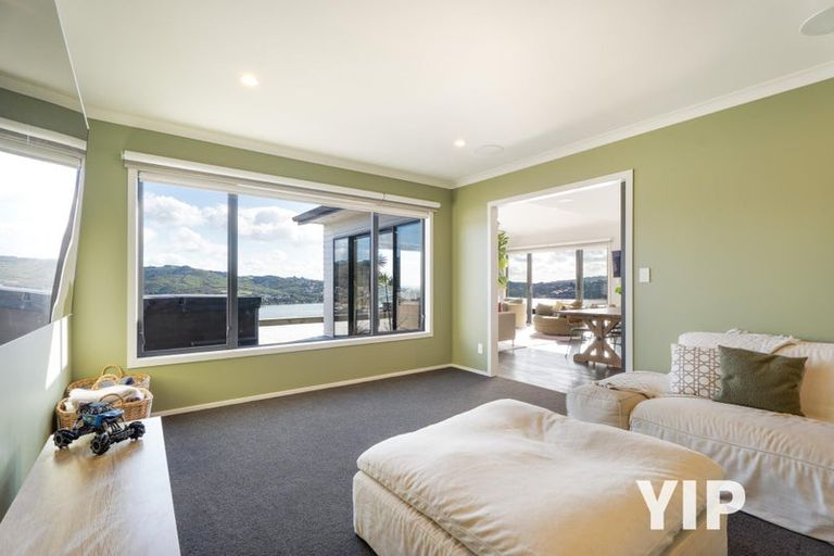 Photo of property in 10 Okupe Grove, Aotea, Porirua, 5024