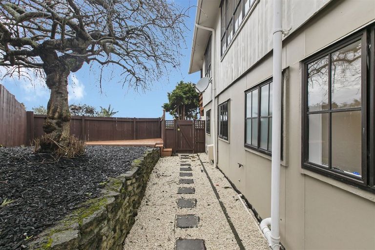 Photo of property in 7 Glen Vista Place, Bayview, Auckland, 0629