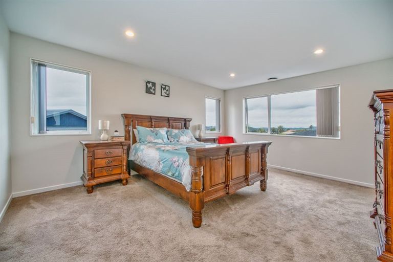 Photo of property in 11 San Casello Rise, Henderson, Auckland, 0612