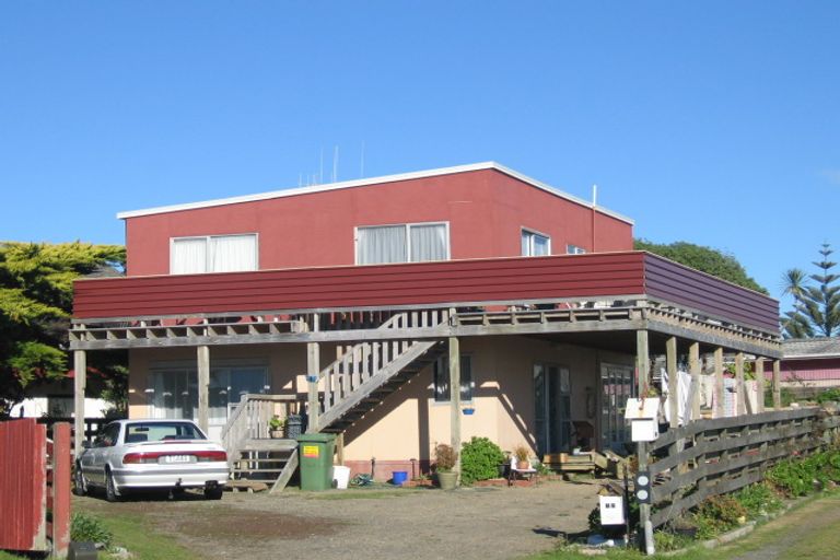 Photo of property in 18 Colenso Place, Otaki Beach, Otaki, 5512