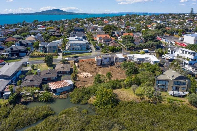 Photo of property in 19 Omana Road, Milford, Auckland, 0620