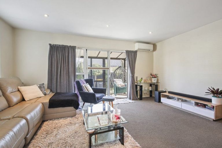 Photo of property in 2/500 Harewood Road, Harewood, Christchurch, 8051