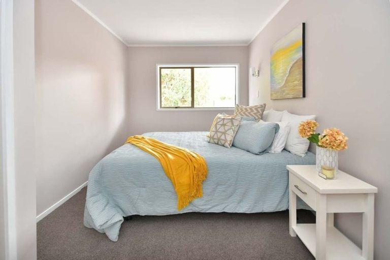 Photo of property in 2/18 Wernham Place, Northcote, Auckland, 0626