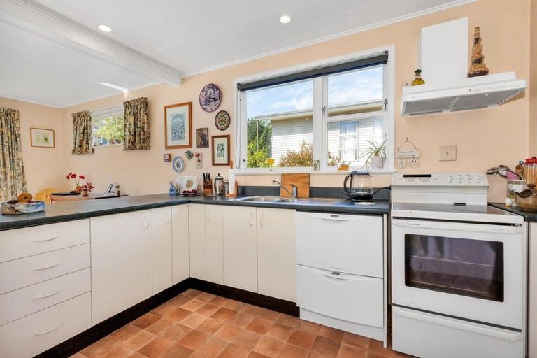 Photo of property in 11 Zande Terrace, Tawa, Wellington, 5028