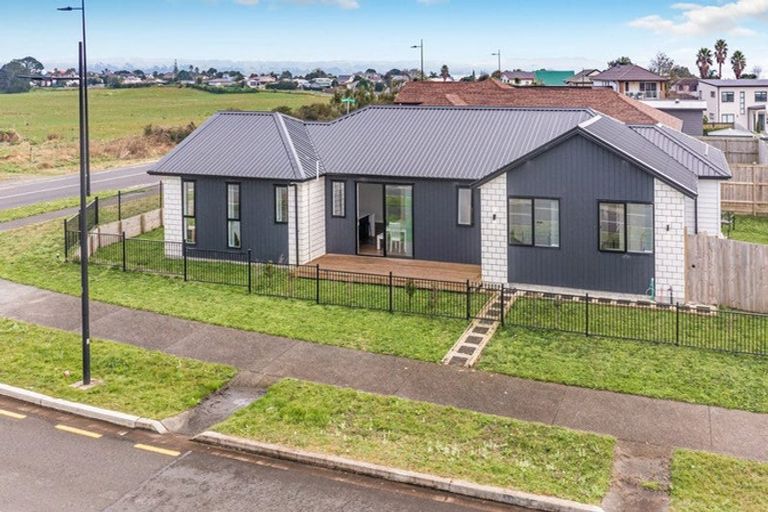 Photo of property in 2 Poutawa Lane, Clarks Beach, 2122