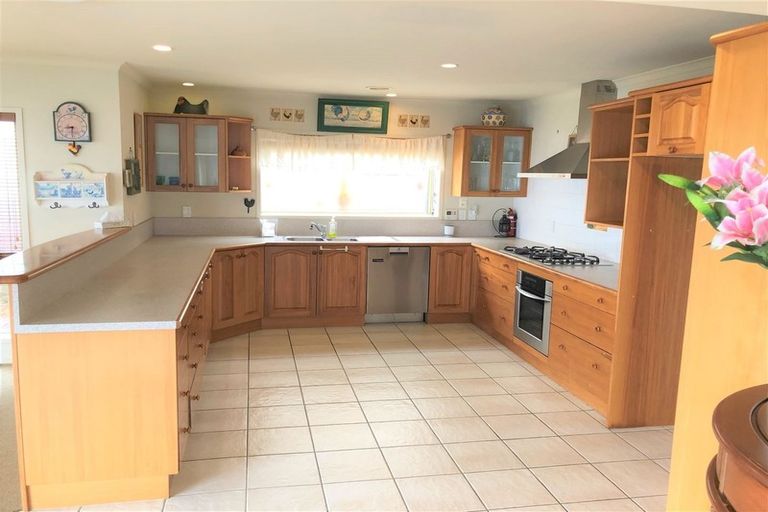 Photo of property in 22 Dress Circle, Newlands, Wellington, 6037