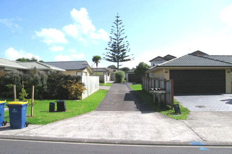 Photo of property in 10 Zefiro Drive, Massey, Auckland, 0614