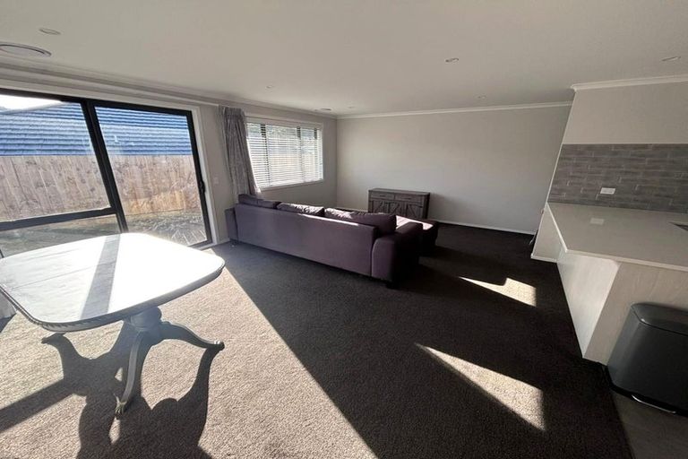 Photo of property in 5 Rewarewa Way, Timberlea, Upper Hutt, 5018