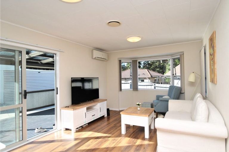 Photo of property in 37 Claverdon Drive, Massey, Auckland, 0614