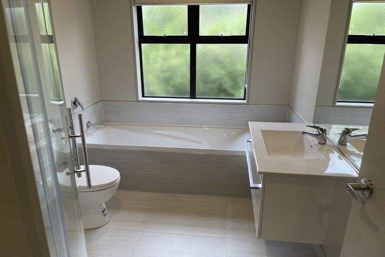 Photo of property in 3 Brindle Way, Newlands, Wellington, 6037