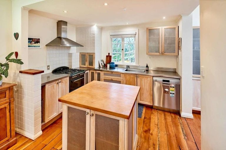 Photo of property in 9 Northland Road, Northland, Wellington, 6012