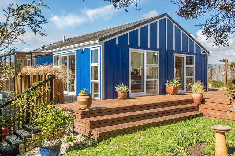 Photo of property in 2/11 Mervyn Place, Plimmerton, Porirua, 5026