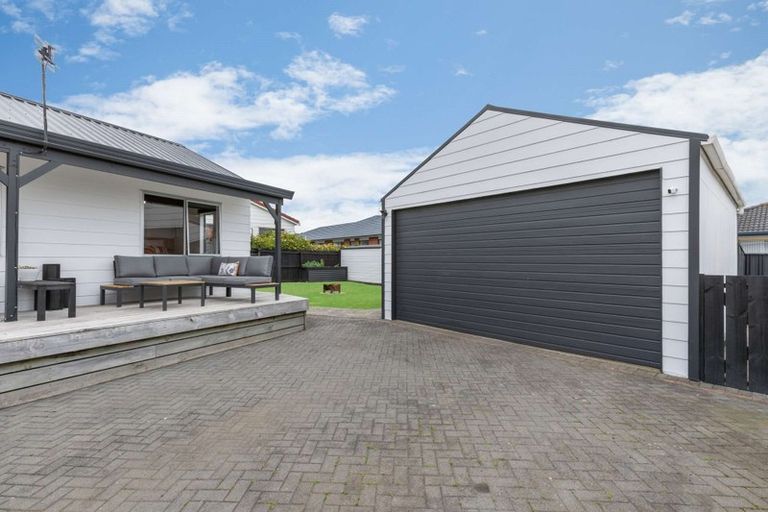 Photo of property in 22 Edgewater Parade, Waiuku, 2123