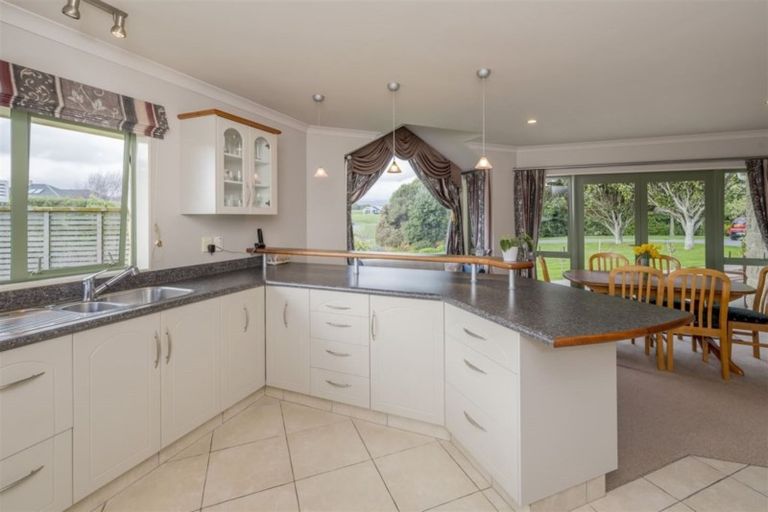 Photo of property in 28 Waipuna Grove, Levin, 5571