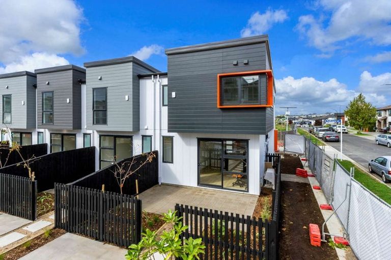 Photo of property in 1 Kaikape Lane, Flat Bush, Auckland, 2019