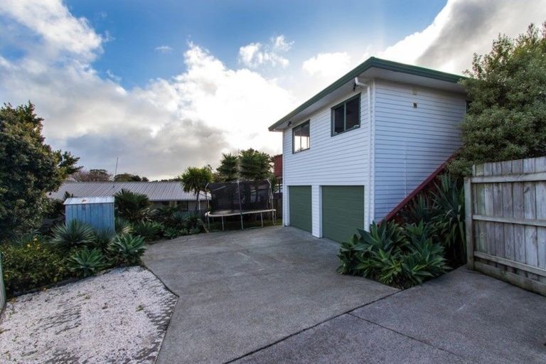 Photo of property in 8a Edgware Road, West Harbour, Auckland, 0618