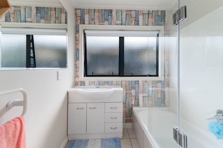 Photo of property in 1 Hoyte Place, Pukehangi, Rotorua, 3015