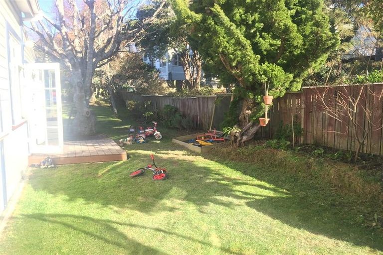 Photo of property in 37 Dorking Road, Brooklyn, Wellington, 6021