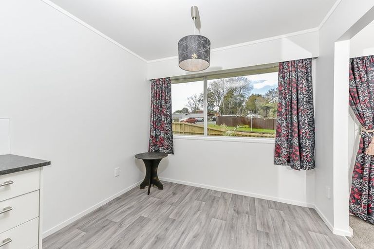 Photo of property in 2/15 Edmonton Road, Henderson, Auckland, 0612