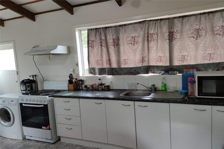 Photo of property in 40 Eyre Street, Henderson, Auckland, 0612