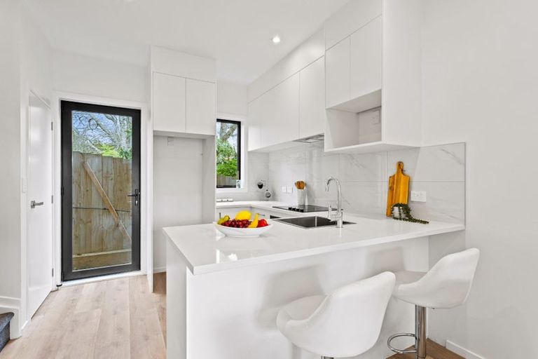 Photo of property in 21 Meg Lane, Glen Eden, 0602