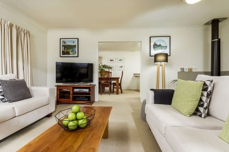 Photo of property in 1/18 Kauri Glen Road, Northcote, Auckland, 0627