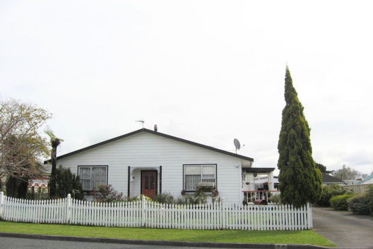 Photo of property in 30 Kahikatea Street, Inglewood, 4330