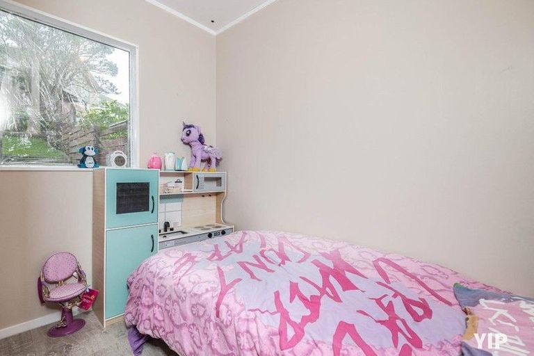 Photo of property in 52 Colchester Crescent, Newlands, Wellington, 6037