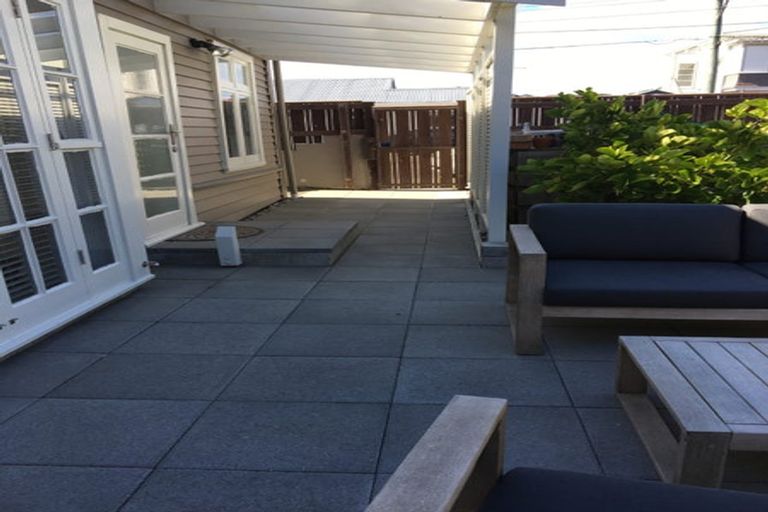 Photo of property in 122 Rongotai Road, Kilbirnie, Wellington, 6022