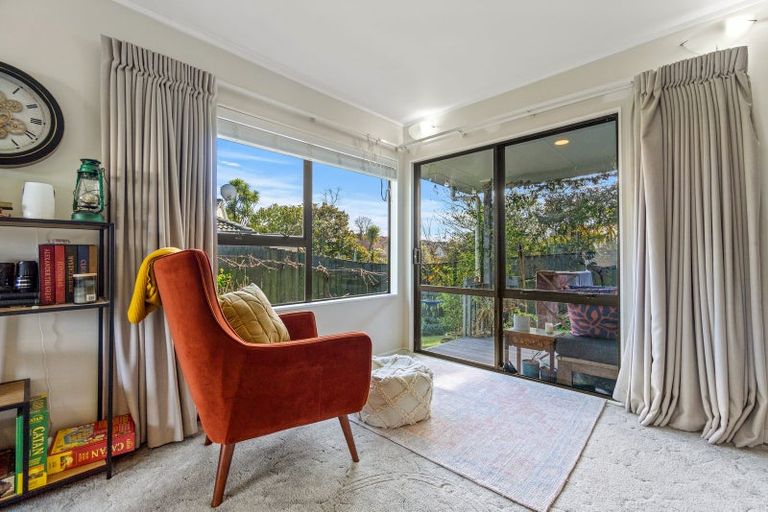 Photo of property in 9 Wyatt Place, Glendene, Auckland, 0602