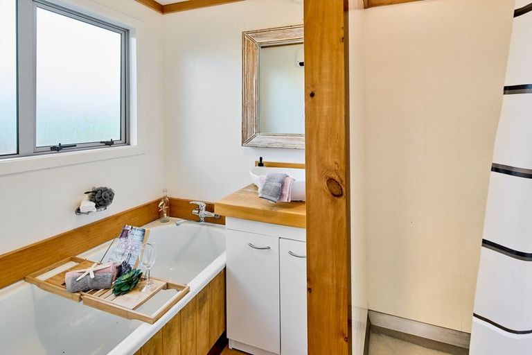 Photo of property in 83 Wellington Road, Paekakariki, 5034