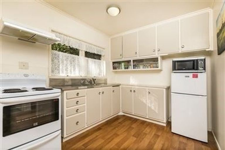 Photo of property in 1/33 Knightsbridge Drive, Forrest Hill, Auckland, 0620