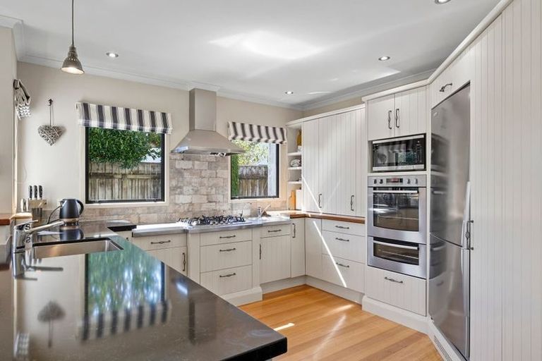 Photo of property in 7 Taylor Place, Merrilands, New Plymouth, 4312