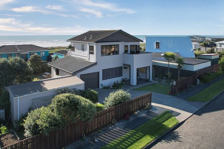 Photo of property in 4 Scott Avenue, Otaki Beach, Otaki, 5512