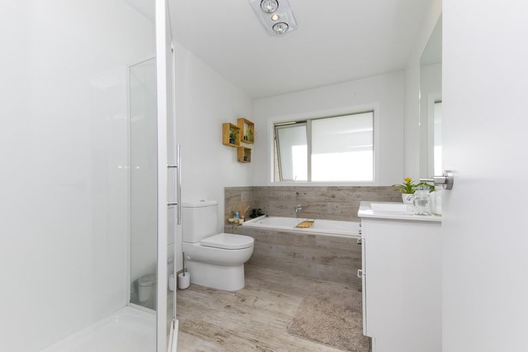 Photo of property in 3a Applemoors Way, Riverhead, 0820