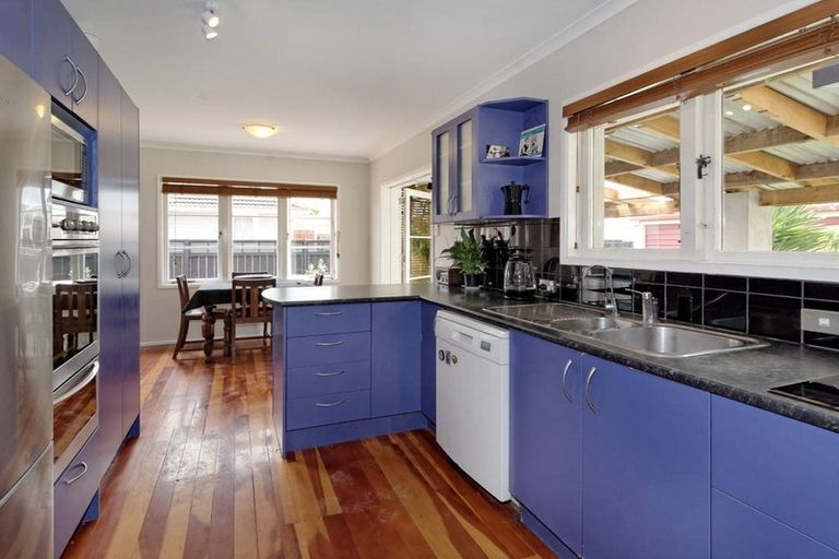 Photo of property in 7 Rixon Place, Te Atatu Peninsula, Auckland, 0610