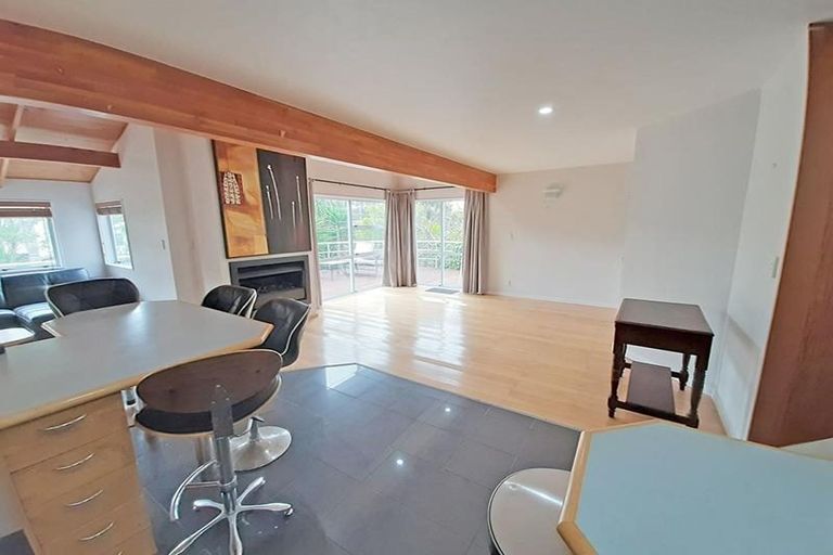 Photo of property in 14 La Roche Place, Northcote, Auckland, 0627