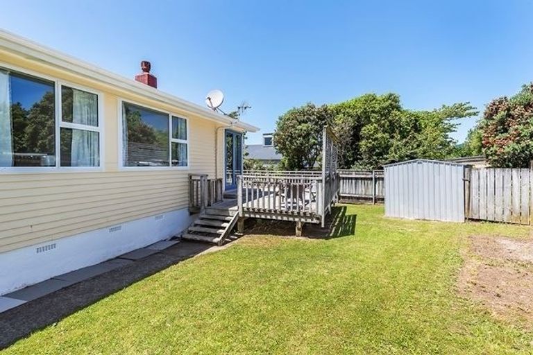Photo of property in 32 Davidson Crescent, Tawa, Wellington, 5028