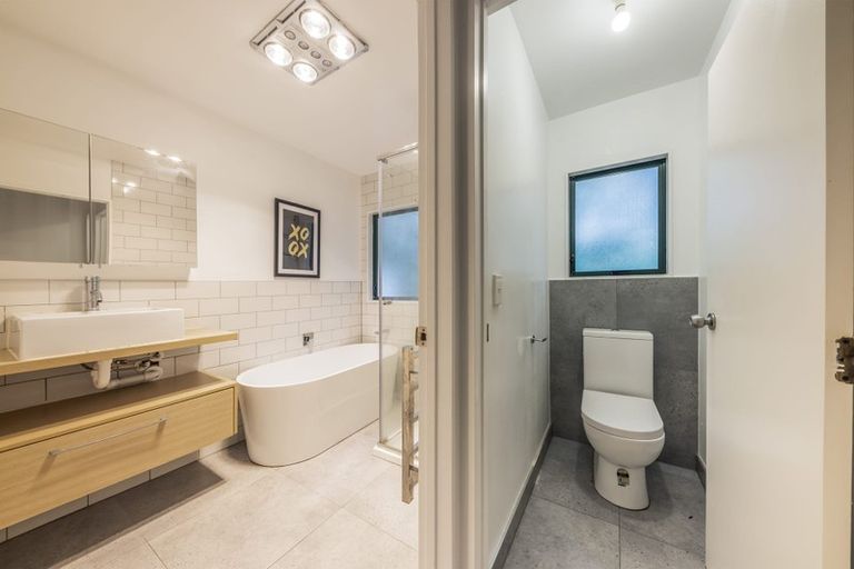 Photo of property in 2/21 Contessa Drive, Glenfield, Auckland, 0629