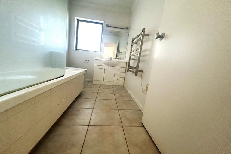 Photo of property in 24 Ashmere Lane, Weymouth, Auckland, 2103