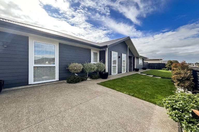 Photo of property in 53 Johnstone Drive, Fitzherbert, Palmerston North, 4410